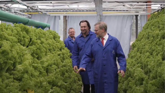 Premiér Petr Fiala na návštěvě největší aquaponické farmy v Evropě