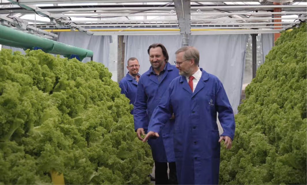 Premiér Petr Fiala na návštěvě největší aquaponické farmy v Evropě