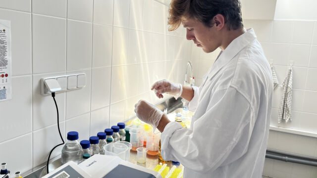 Student ukončil stáž na farmě projektem o odpadovém hospodářství